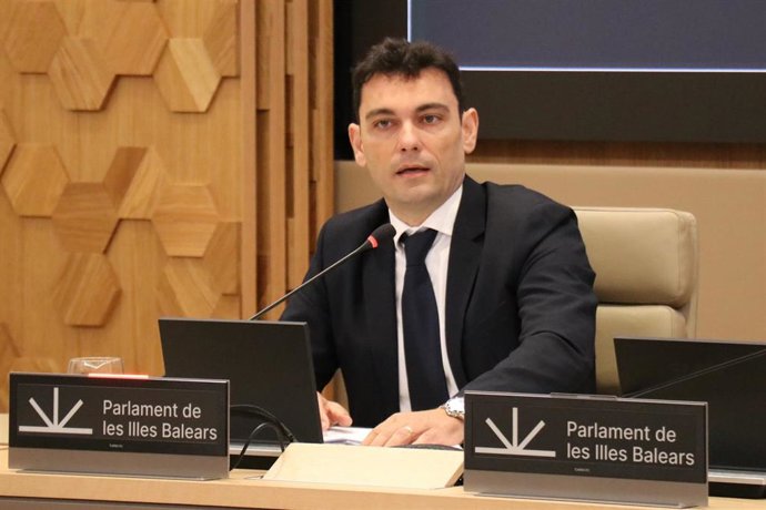 Archivo - El director general de Inmigración y Cooperación al Desarrollo, Manuel Pavón, en el Parlament