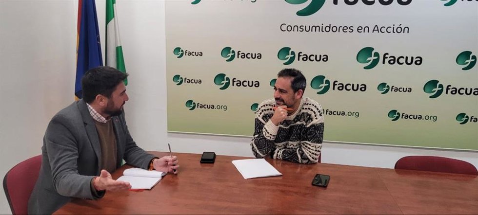 El concejal de Izquierda Unida (IU) en el Ayuntamiento de Sevilla, Ismael Sánchez Castillo, en reunión con Facua Sevilla.