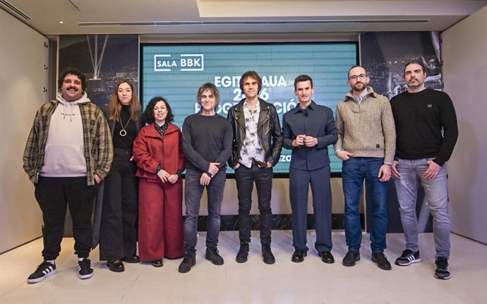 El responsable de Cultura de BBK, Koldo Bilbao, acompañado de artistas vascos que formarán parte de la programación de la Sala BBK en los próximos meses