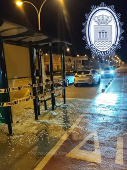 Una de las marquesinas destrozadas.