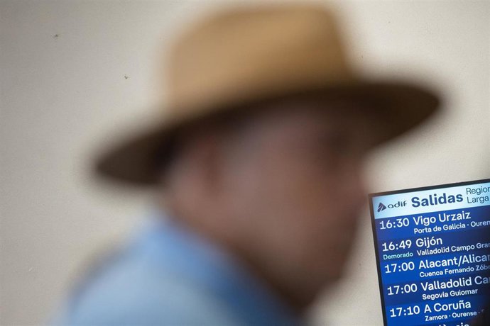 Archivo - Una persona espera para coger un tren en la estación de Chamartín-Clara Campoamor, a 20 de agosto de 2025, en Madrid (España). La línea de trenes de alta velocidad entre Madrid y Galicia, cortada hace siete días, vuelve a estar operativa desde e