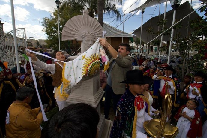 Descubrimiento del obelisco del hermanamiento entre Tepetlaoxtoc y Clavijo por parte de la primera presidenta de allí, Diana Morales, y el alcalde riojano, Pedro Muro