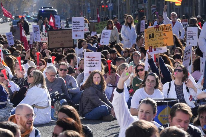 Manifestación de Metges de Catalunya, a 15 de enero de 2026, en Barcelona, Catalunya (España).