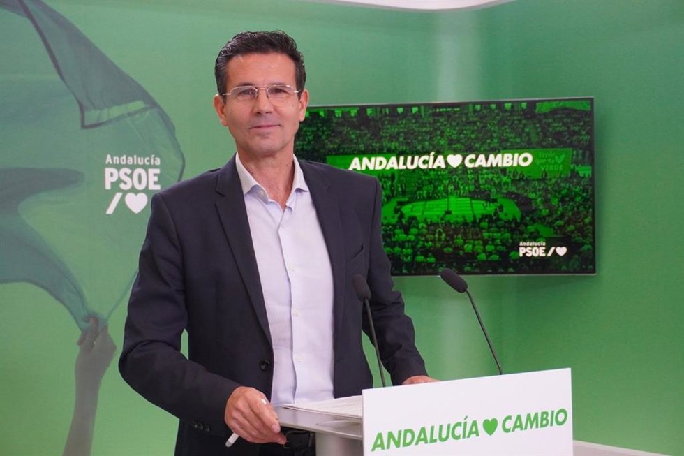 El portavoz de la Ejecutiva Regional del PSOE de Andalucía, Paco Cuenca, esta martes en rueda de prensa.