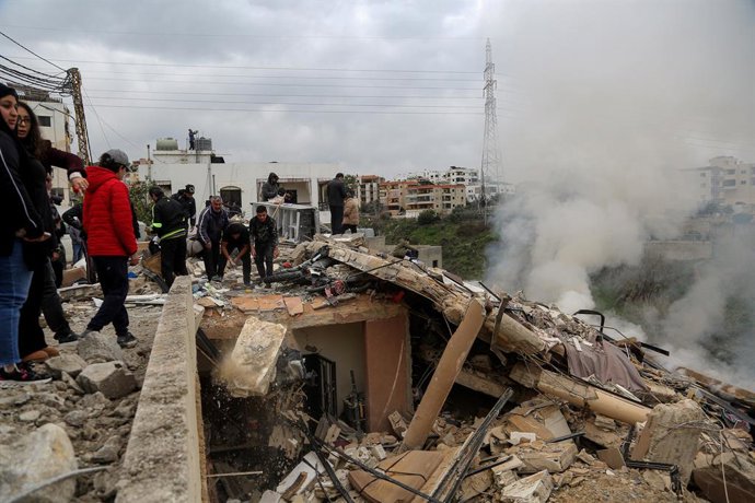 22 de janeiro de 2026, Qannarit, Qannarit, Líbano: Libaneses removem os escombros de um prédio de cinco andares que foi destruído por um ataque aéreo israelense na vila de Qannarit, no sul do Líbano. Israel continua lançando ataques regulares no sul do Lí