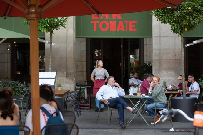 Archivo - Una cambrera a la plaça Reial de Barcelona