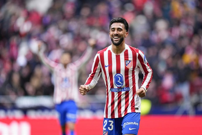 Nico Gonzalez, do Atlético de Madrid, comemora um gol contra marcado por David Lopez, do RCD Mallorca, durante a partida de futebol da Liga Espanhola, LaLiga EA Sports, disputada entre o Atlético de Madrid e o RCD Mallorca no estádio Riyadh Air Metropolit