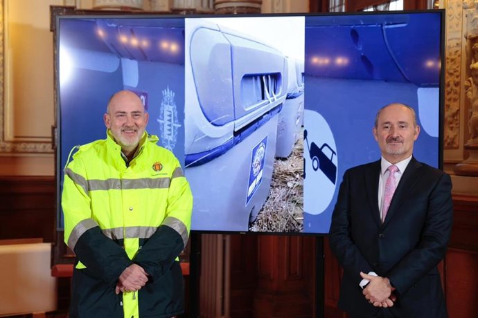 El concejal de Salud Pública y Seguridad Ciudadana, Alberto Cuadrado (dcha), y el subdirector del Servicio de Limpieza del Ayuntaniento de Valladolid, José María Pérez Concellón.