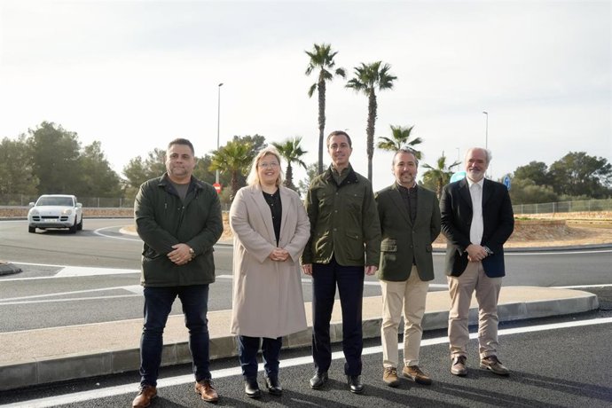 El presidente del Consell de Mallorca, Llorenç Galmés, inaugura la rotonda y el vial de Son Verí Nou de Llucmajor, eliminando uno de los puntos negros más conflictivos