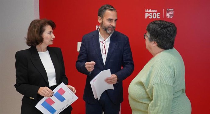 El portavoz municipal socialista, Daniel Pérez, junto a la concejala del PSOE y firmante de la moción, Rosa del Mar Rodríguez, y una afectada que lleva más de tres años de espera, Conchi Sanromá.