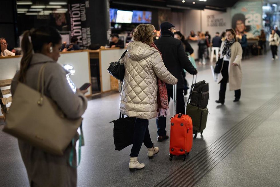 Archivo - Varias personas con maletas en la estación de Atocha-Almudena Grandes, a 26 de marzo de 2025, en Madrid (España).