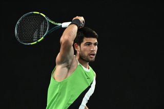 27 January 2026, Australia, Melbourne: Spain's Carlos Alcaraz in action against Australia's  Alex de Minaur during their men's singles quarter final tennis match on day 10 of the Australian Open tennis tournament at Melbourne Park. Photo: Joel Carrett/AAP