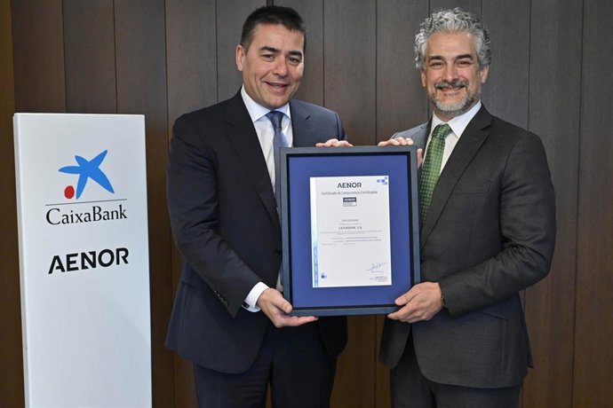 El director de Negocio de CaixaBank, Jordi Mondéjar, y el director general de Evaluación de la Conformidad de Aenor, David de Pastors.