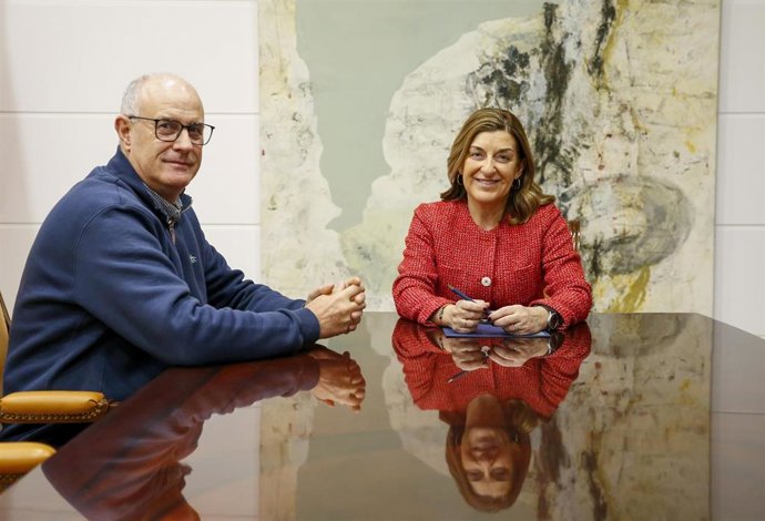 La presidenta de Cantabria, María José Sáenz de Buruaga, y el alcalde de Arredondo, Leoncio Carrascal.