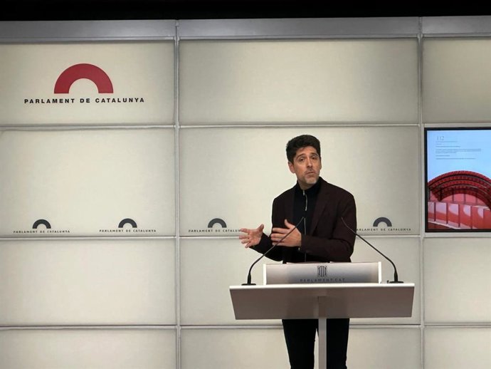 El portavoz de los Comuns en el Parlament, David Cid, en una rueda de prensa