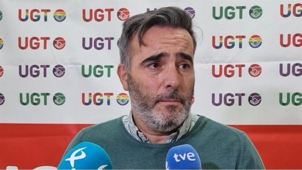 El secretario de Política Institucional y Empleo de UGT Extremadura, Francisco Morcillo, atiende a los medios