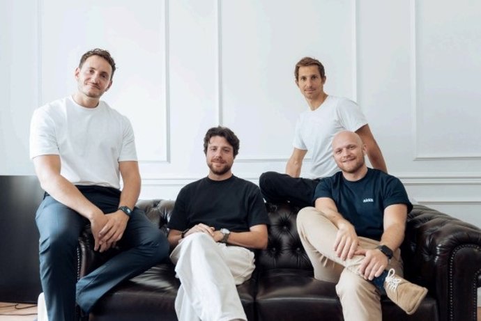 Archivo - De izda a dcha: el cofundador de Akka, Thomas Rebaud; el jefe de crecimiento, Nicolas Nati; el responsable de operaciones, Benoit Lagarde; y el CEO de Akka España, Javier Desantes.