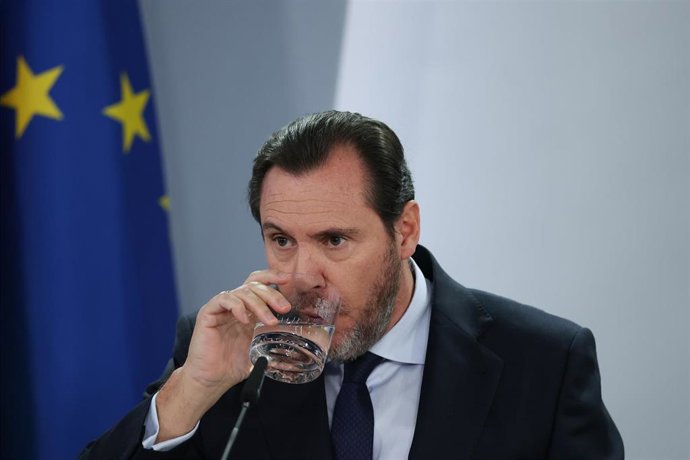 El ministro de Transportes y Movilidad Sostenible, Óscar Puente, durante la rueda posterior al Consejo de Ministros en el Palacio de la Moncloa, a 27 de enero de 2026, en Madrid (España). El Gobierno ha aprobado este martes un mecanismo de indemnizaciones