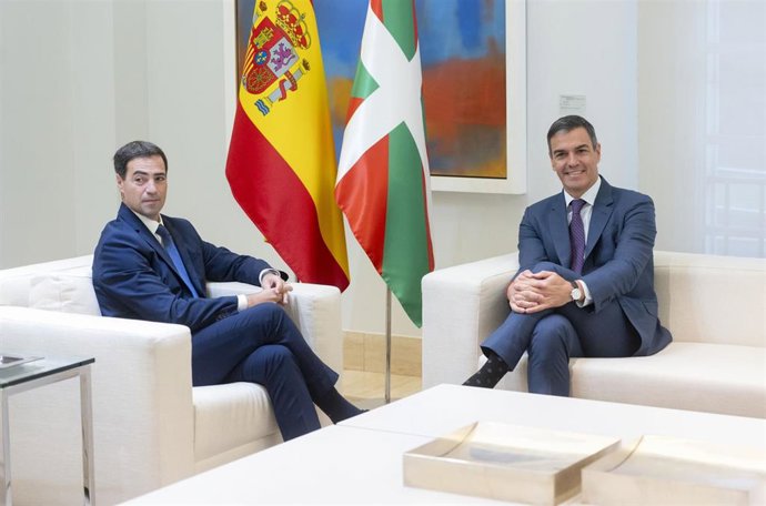 Archivo - El lehendakari Imanol Pradales (i) y el presidente del Gobierno, Pedro Sánchez (d), durante una reunión en La Moncloa