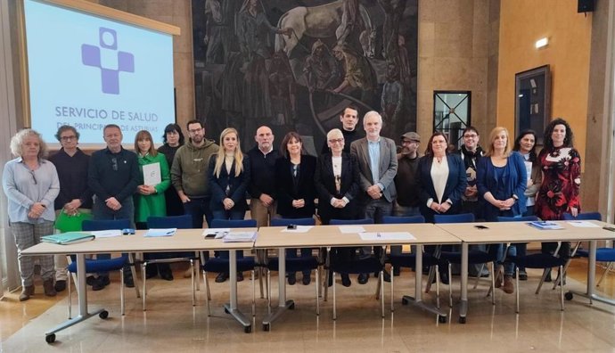 La consejera de Salud, Concepción Saavedra, y el gerente del Sespa, Aquilino Alonso, junto a los representantes del 'Frente común sindical' de la sanidad asturiana