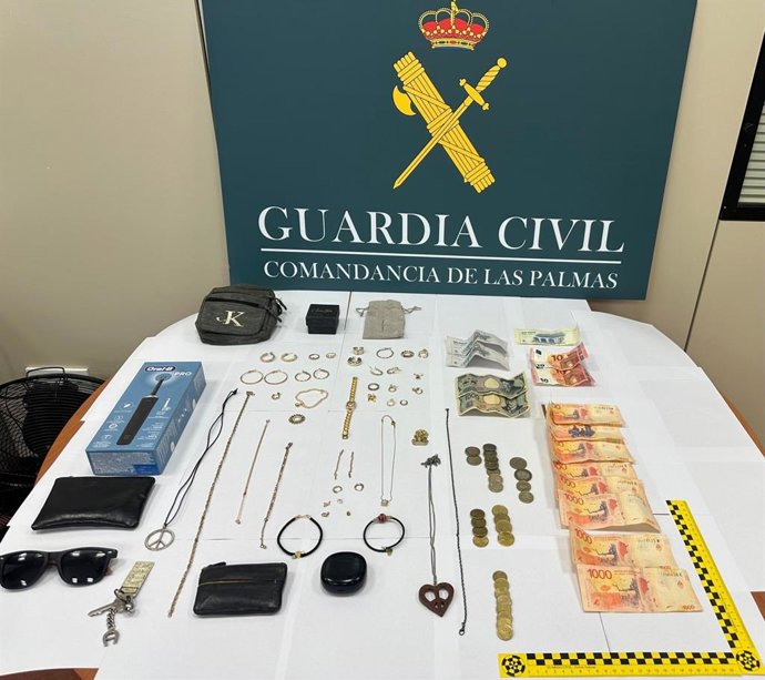 Dinero y otros efectos que presuntamente el detenido robó de equipajes facturados en Fuerteventura