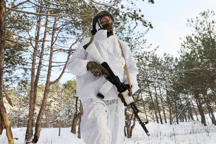 Un militar de l'Exèrcit de Rússia en la província ucraïnesa de Kherson, parcialment ocupada en el marc de la invasió d'Ucraïna, llançada al febrer del 2022 (arxiu)