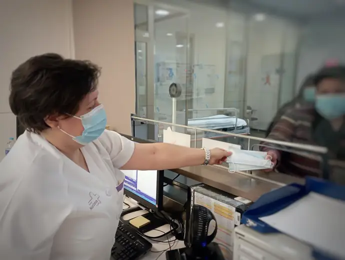 Una sanitaria con mascarilla