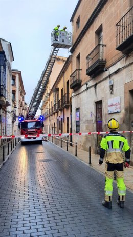 Los bomberos del Sepei de la Diputación Provincial intervienen en el desprendimiento de una cornisa en la calle Parras de Cáceres