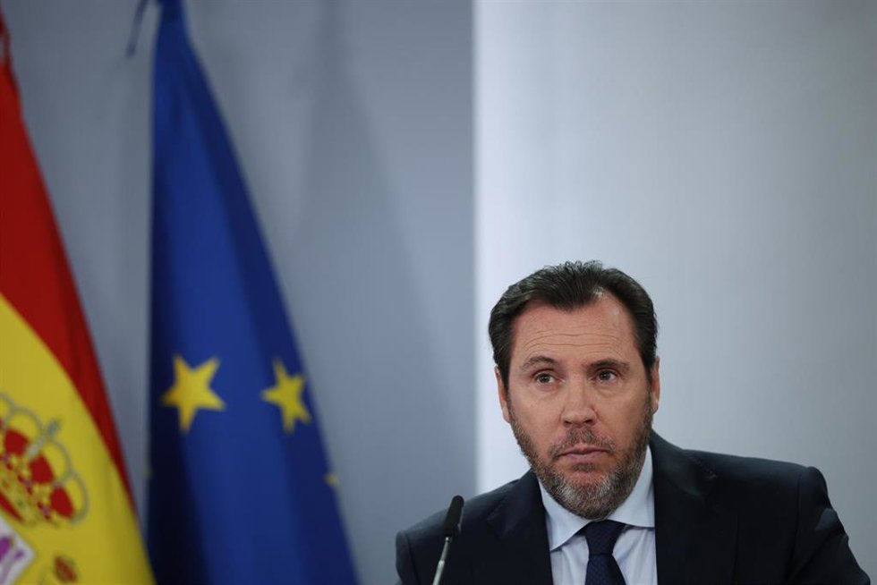 El ministro de Transportes y Movilidad Sostenible, Óscar Puente, durante la rueda posterior al Consejo de Ministros en el Palacio de la Moncloa, a 27 de enero de 2026, en Madrid (España). El Gobierno ha aprobado este martes un mecanismo de indemnizacion