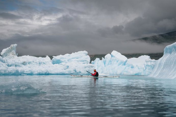 Archivo - El piragüista Saúl Craviotto, durante el documental 'La ruta del primer kayak' en Groenlandia.