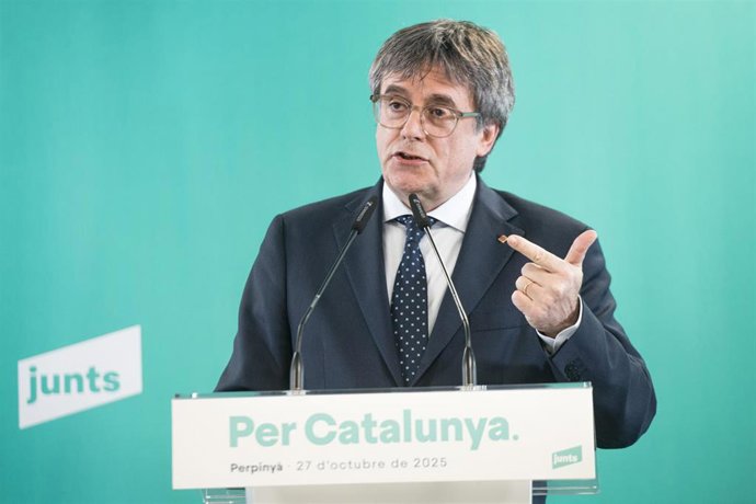 Archivo - El presidente de Junts y expresidente de Cataluña, Carles Puigdemont, durante una rueda de prensa, en el espacio Les 5 Éléments, a 27 de octubre de 2025, en Perpignan (Francia).