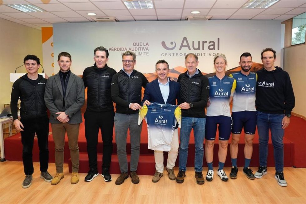 Foto de familia de la presentacion del Aural Team para la Titan Desert Morocco 2026.