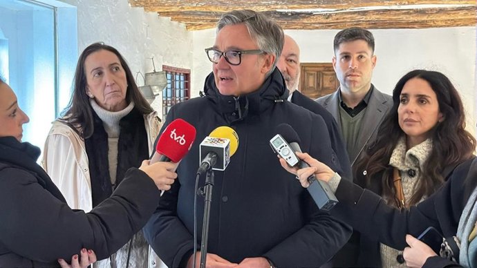 El portavoz de Vox en Andalucía, Manuel Gavira, este martes en declaraciones a los medios en Baena (Córdoba).