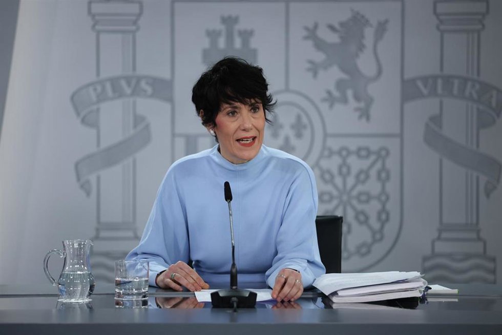 La ministra de Inclusión Seguridad Social y Migracioneas y portavoz del Gobierno, Elma Saiz, durante la rueda posterior al Consejo de Ministros en el Palacio de la Moncloa, a 27 de enero de 2026, en Madrid (España). El Gobierno ha aprobado este martes u