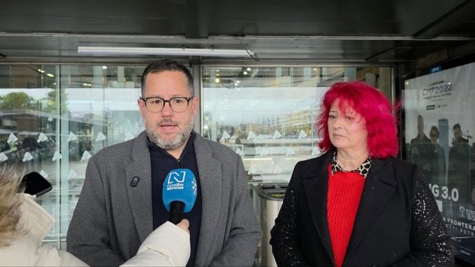 José Ignacio García y Mariví Serrano han atendido a los medios ante la estación de trenes Córdoba-Julio Anguita.