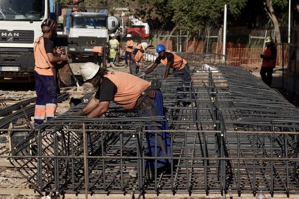 Operarios de la construcción trabajando