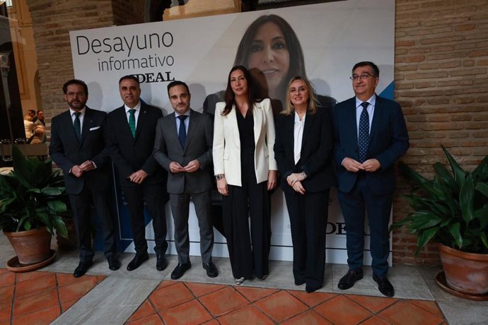 La consejera de Inclusión Social, Juventud, Familias e Igualdad, Loles López, ha participado este martes en Granada en un desayuno informativo organizado por el diario Ideal.