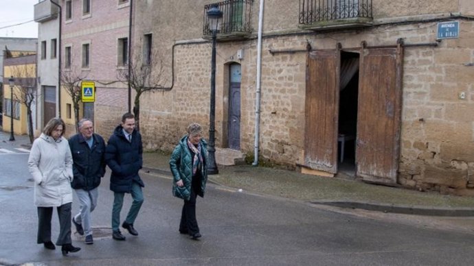 El consejero de Política Local, Infraestructuras y Lucha contra la Despoblación, Daniel Osés, junto el alcalde de San Asensio, Francisco Rojas, informa sobre una inversión en materia  de urbanización y seguridad vial