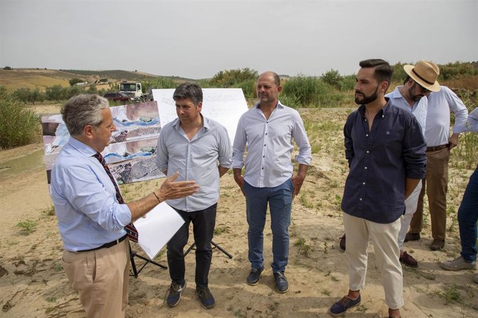 Archivo - Imagen de archivo del presidente de la Diputación, Salvador Fuentes (izda.), informando sobre el proyecto del nuevo puente para evitar las inundaciones provocadas por el arroyo Salado a los alcaldes de Montilla y Montalbán.