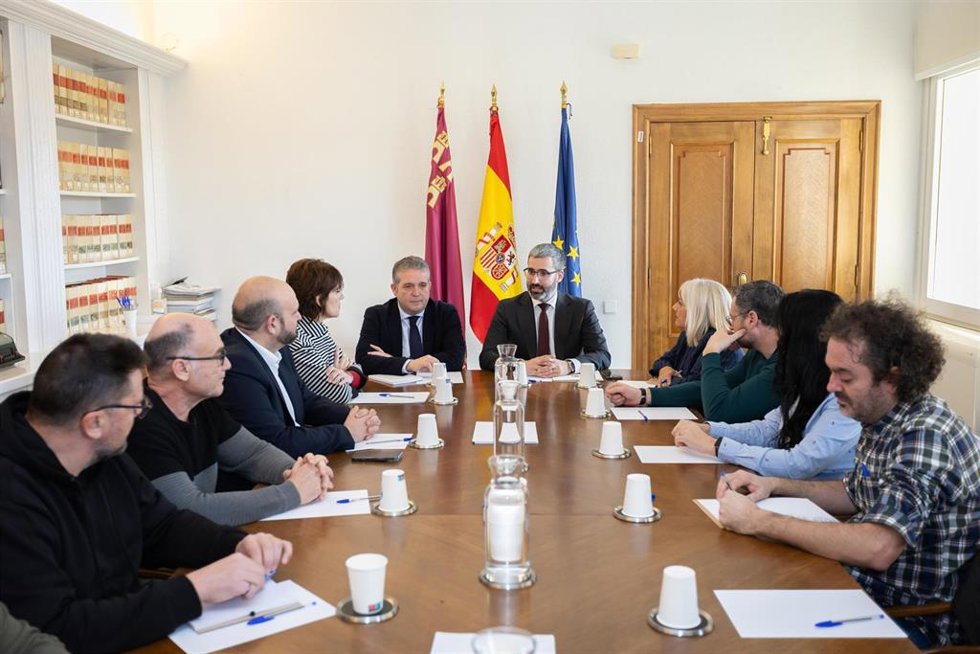 El delegado del Gobierno en la Región de Murcia, Francisco Lucas, y el comisionado especial para la Reindustrialización del Gobierno de España, Jaime Peris, reunidos con representantes del comité de empresa de Sabic