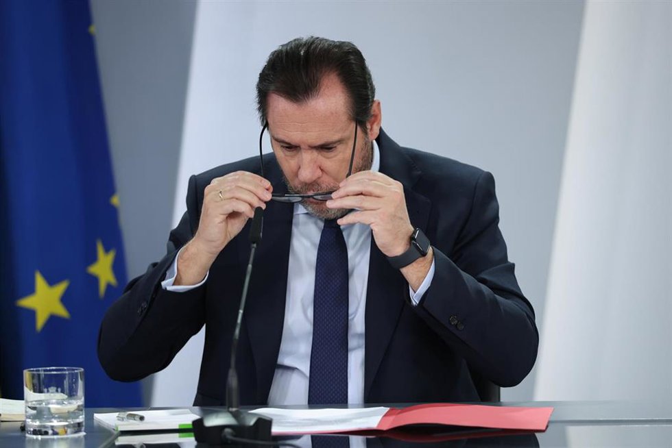 El ministro de Transportes y Movilidad Sostenible, Óscar Puente, durante la rueda posterior al Consejo de Ministros en el Palacio de la Moncloa, a 27 de enero de 2026, en Madrid (España). 