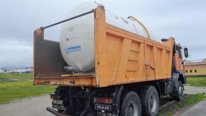 MásMedio envía tres cisternas de agua potable a Talayuela (Cáceres) por la turbidez del agua del grifo