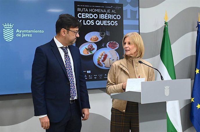 La alcaldesa de Jerez de la Frontera (Cádiz), María José García-Pelayo, y el presidente de la Asociación Hostelería Jerez, Alfredo Carrasco, presentando la Ruta Homenaje al Cerdo ibérico y los Quesos