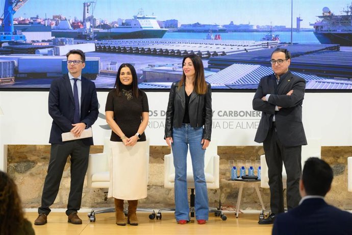Los directores del estudio, Ignacio Amate y Almudena Guarnido, junto a la presidenta de la APA, Rosario Soto, y el rector de la UAL, José Joaquín Céspedes, durante la presentación del estudio.