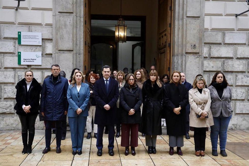 El presidente de la Junta de Andalucía, Juanma Moreno, en el minuto de silencio para rechazar asesinato machista de una mujer en Alhaurín el Grande.