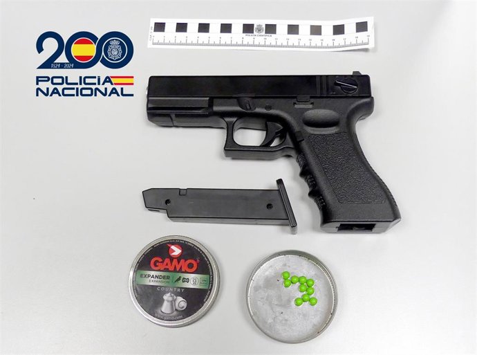 Pistola de aire comprimido intervenida al conductor detenido