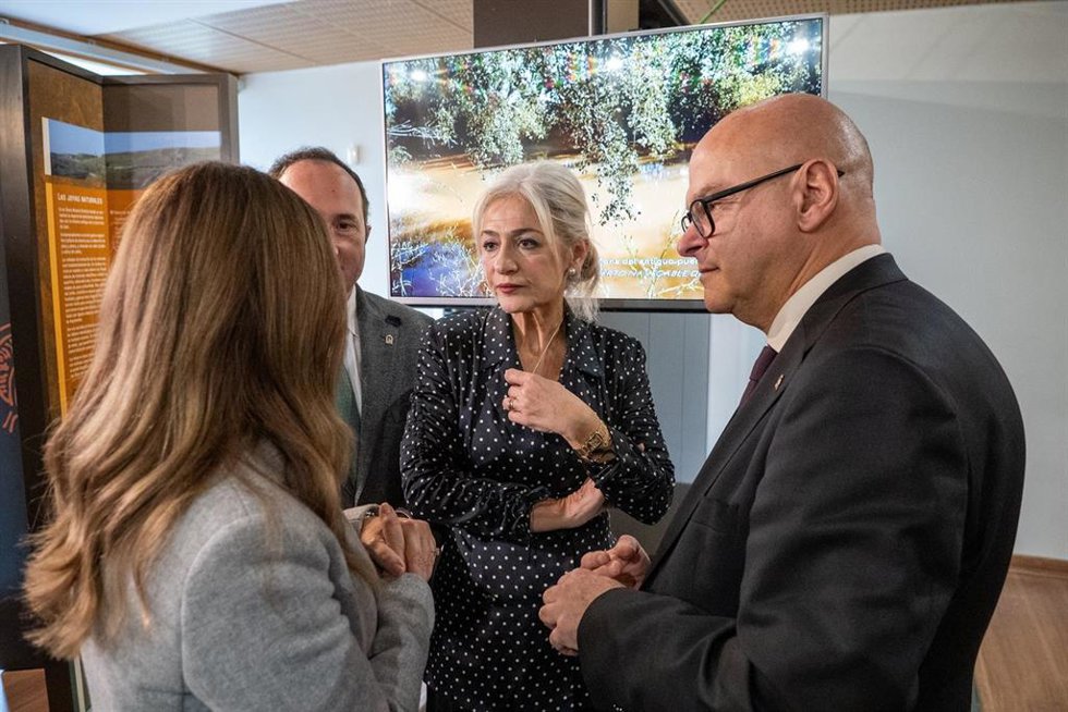 La consejera de Cultura y Deporte de la Junta de Andalucía, Patricia del Pozo (c), junto al subdelegado del Gobierno, Manuel Fernández, en la visita al Conjunto Arqueológico de Cástulo, en Linares (Jaén)