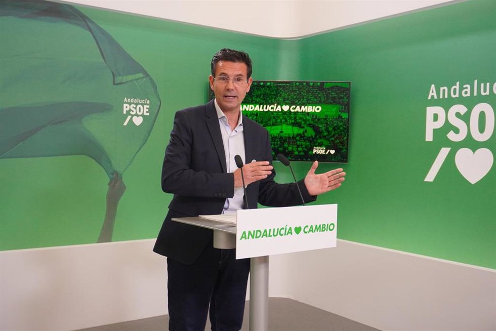 El portavoz de la Ejecutiva Regional del PSOE-A, Paco Cuenca, este martes en rueda de prensa.