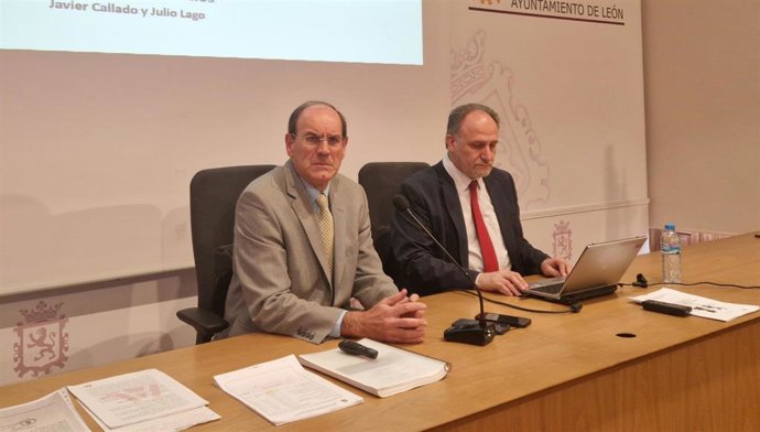 El coordinador del grupo de estudios Iniciativa Autonómica Leonesa, el profesor de Economía Julio Lago (Izquierda), junto a Javier Callado en la presentación del Informe de Viabilidad de una autonomía leonesa.