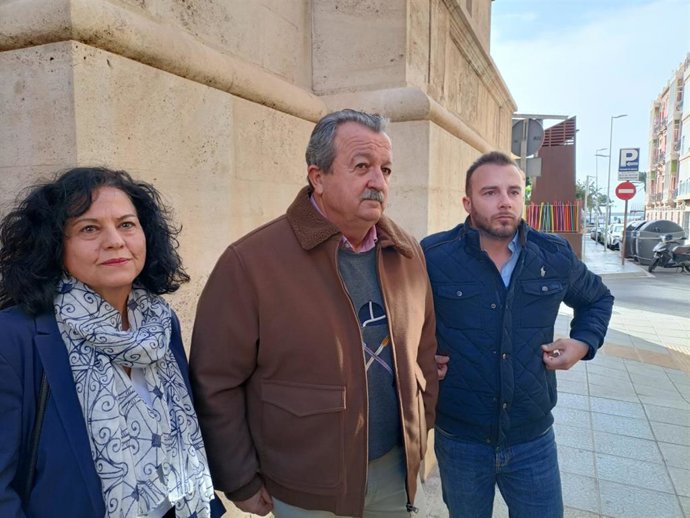 En el centro, el alcalde de Pulpí (Almería), Juan Pedro García (PP).